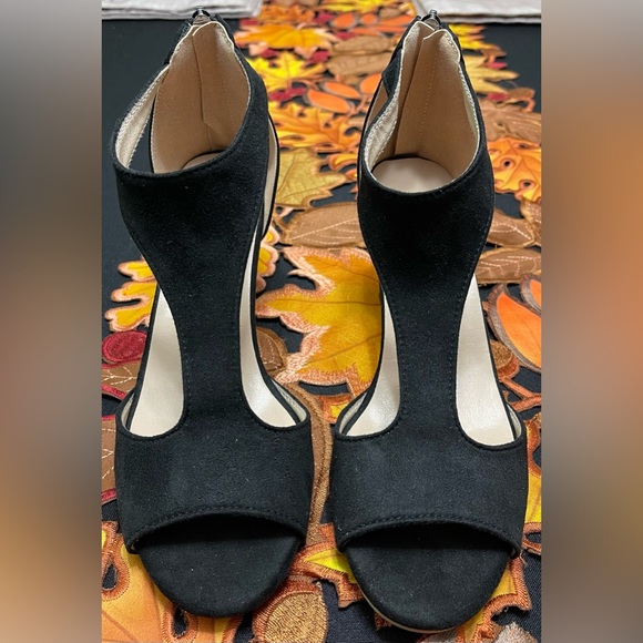 *SOLD* Nice pair of like new heels. - Picture 2 of 5